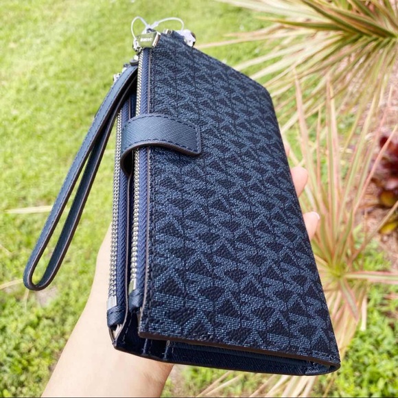 Gaby’sBags💕Michael Kors Large Wristlet - Picture 4 of 5